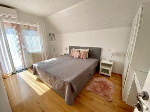 Posteľ alebo postele v izbe v ubytovaní Do-Ti Apartmanház Balatonlelle