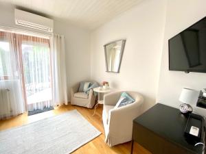Televízia a/alebo spoločenská miestnosť v ubytovaní Do-Ti Apartmanház Balatonlelle