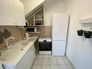 Kuchyňa alebo kuchynka v ubytovaní Do-Ti Apartmanház Balatonlelle