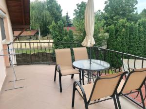 Balkón alebo terasa v ubytovaní Do-Ti Apartmanház Balatonlelle