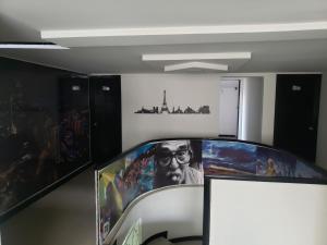 una habitación con TV con una foto de un hombre en AW Hotel American Travel, en Bogotá