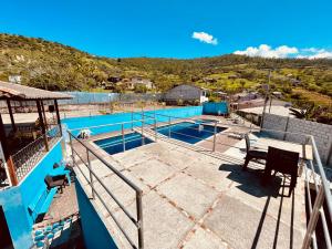une terrasse avec une table et une piscine dans l'établissement Hostería Vista Del Valle, à Hacienda Santa Isabel