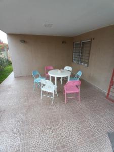 einen Tisch und Stühle auf einer Terrasse in der Unterkunft arrayanes in Junín