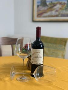 - une bouteille de vin et un verre sur une table dans l'établissement Apartment Tulux, à Poreč