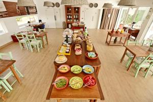 una mesa con varios platos de comida. en Sesmarias Turismo Rural & SPA, en Peroguarda