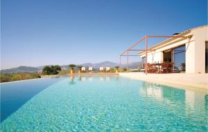 モスカリにあるBeautiful Home In Moscari With 4 Bedrooms, Wifi And Outdoor Swimming Poolの家の隣の青い水のプール