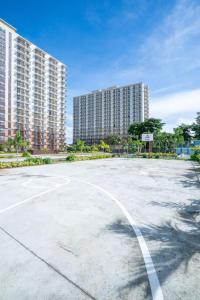 ein leerer Parkplatz vor zwei hohen Gebäuden in der Unterkunft HPH Staycation - Saekyung 956 Condo in Mactan