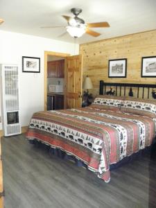 a bedroom with a bed and a ceiling fan at CREEKSIDE LODGE in Markleeville