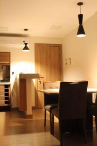 a living room with a table and a dining room at Flat em Vista Azul Hotel in Pedra Azul