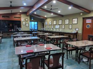 Restorāns vai citas vietas, kur ieturēt maltīti, naktsmītnē Upper Deck Resort