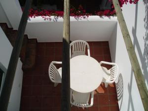 an overhead view of a white table and chairs at Apartamentos Torrelaguna in Vera