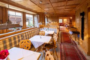 A restaurant or other place to eat at Gasthaus Jakober