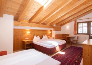 Кровать или кровати в номере Gasthaus Jakober
