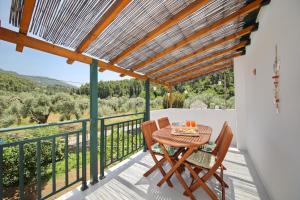 A balcony or terrace at Katerina Még 37 kép