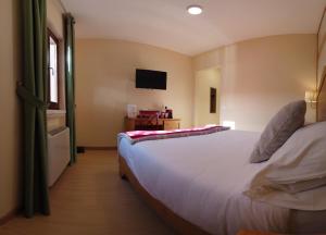 Ένα ή περισσότερα κρεβάτια σε δωμάτιο στο Abete Bianco - Albergo del Natale