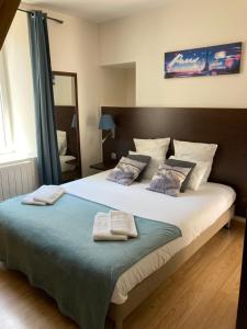 Postel nebo postele na pokoji v ubytování Hôtel Le Saint Patrice