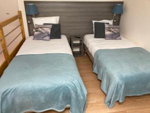 Postel nebo postele na pokoji v ubytování Hôtel Le Saint Patrice
