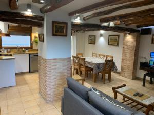 un salon avec un canapé bleu et une table dans l'établissement Casa Inés, à Penáguila