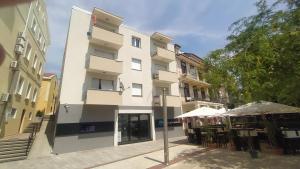 Budova, v ktorej sa apartmán nachádza + 5 fotografií