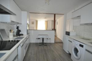Kuchyň nebo kuchyňský kout v ubytování sassenage au pied du Vercors 2 appartements