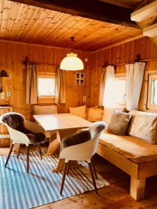 Zimmer mit einem Bett, einem Tisch und Stühlen in der Unterkunft Nagerhof in Gnesau