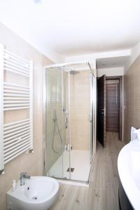een badkamer met een douche en een wastafel bij Residenza Oltremare in Peschici
