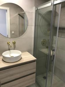 een badkamer met een wastafel en een glazen douche bij Apartamento Torrevieja in Torrevieja