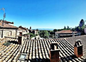 an overhead view of a roof of a building at Appartamento LA FINESTRELLA in Città della Pieve