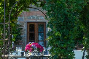 una mesa con un jarrón de flores. en Charming house Loretta, with panoramic swimming pool, en Nievole