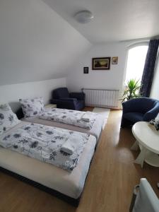 1 dormitorio con 2 camas y mesa en Gabi Magánszálláshely en Zalasárszeg