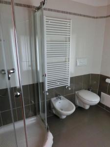 a bathroom with a shower and a sink and a toilet at Hotel C25 in Ponzano Veneto