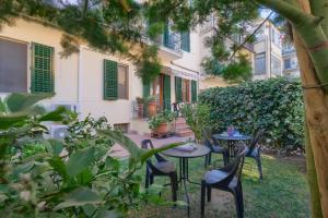 a patio with tables and chairs in front of a building at Dimora Del Magnifico in Florence