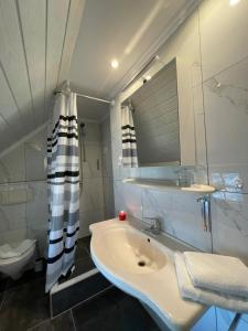 Koupelna v ubytování Hotel Ammerländer Stuben
