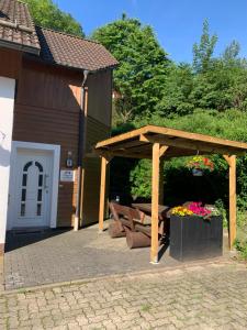 einem Holzpavillon mit einem Picknicktisch und einer Bank in der Unterkunft Ferienwohnung am Rothenberg in Altenau