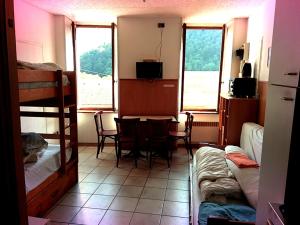 Habitación con mesa, sillas y litera en TOURMALET ardiden, en Luz-Saint-Sauveur