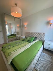 Posteľ alebo postele v izbe v ubytovaní Apartament Swing