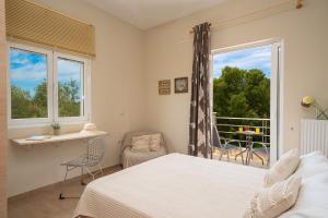 A bed or beds in a room at Cicada Home