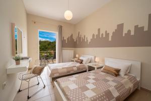 A bed or beds in a room at Cicada Home