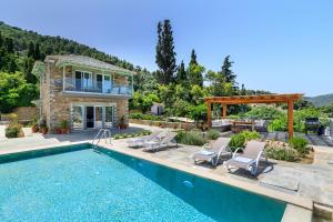 une maison avec une piscine et une maison dans l'établissement Villa Myli - Skopelos, à Skopelos