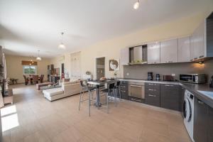A kitchen or kitchenette at Cicada Home