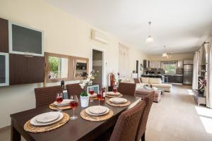 A seating area at Cicada Home