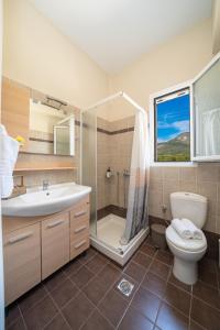A bathroom at Cicada Home