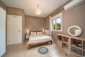 A bed or beds in a room at Cicada Home