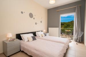 A bed or beds in a room at Cicada Home
