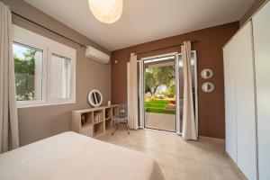 A bed or beds in a room at Cicada Home