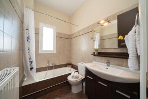 A bathroom at Cicada Home