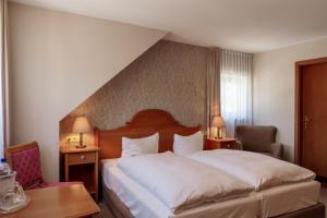 Postel nebo postele na pokoji v ubytování Hotel Ettrich & Elbresort Rathen + 26 fotografií