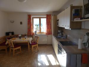 Kuchyň nebo kuchyňský kout v ubytování Ferienwohnung Haus Elisabeth, Roßfeldalm + 6 fotografií
