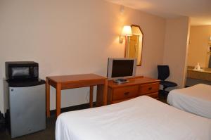 TV a/nebo společenská místnost v ubytování Americas Best Value Inn Gainesville TX
