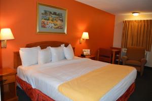 Postel nebo postele na pokoji v ubytování Americas Best Value Inn Gainesville TX + 13 fotografií